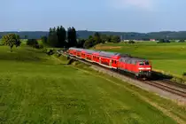 Die Zeit der lokbespannten Züge im Allgäu läuft unweigerlich ab, ebenso die der Baureihe 218 im aktiven Dienst. Deswegen war primäres Ziel des Ausfluges nach Görwangs am 03. August 2018   die RB 57444 nach Kempten HBF aufzunehmen, die planmäßig mit dieser Baureihe bespannt wird. An diesem Tag war 218 414 für diesen Dienst eingeteilt. Hergestellt bei Krupp in Essen startete die Lok im 1977 ihre Karriere in Kempten und blieb bis ins Jahr 1993 im Allgäu. Nach Zwischenstationen in Regensburg, Trier und Kaiserslautern ist sie nun seit Ende 2014 wieder in Kempten beheimatet. 