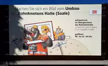  Machen Sie sich ein Bild vom Umbau des Bahnknotens Halle (Saale) 
Dieses Schild macht auf das Infozentrum der VDE 8 im Obergeschoss der Bahnhofshalle aufmerksam und hängt auf dem Bahnhofsvorplatz (Hans-Dietrich-Genscher-Platz) von Halle(Saale)Hbf.
[1.7.2018 | 8:19 Uhr]