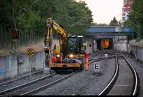 Von Ende Juni bis Anfang Juli fanden Schwellenwechsel auf der Bahnstrecke Merseburg–Halle-Nietleben (KBS 588) zwischen dem Hp Halle Zscherbener Straße und Hp Halle-Neustadt statt.
Blick auf einen Liebherr Zweiwegebagger der Schweerbau GmbH & Co. KG, der kurz vor dem Hp Halle Zscherbener Straße steht.
[2.7.2018 | 21:33 Uhr]