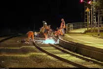 Von Ende Juni bis Anfang Juli fanden Schwellenwechsel auf der Bahnstrecke Merseburg–Halle-Nietleben (KBS 588) zwischen dem Hp Halle Zscherbener Straße und Hp Halle-Neustadt statt.
Tele-Blick auf eine nächtliche Arbeitsaktion mit Schweißarbeiten im Auftrag der Schweerbau GmbH & Co. KG im Hp Halle Zscherbener Straße.
[2.7.2018 | 22:31 Uhr]