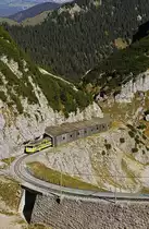 Einer der beiden Beh 4/8 der Wendelsteinbahn verlässt am 05.10.2018 die Lawinengalerie kurz vor der Bergstation