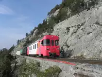 Im August 2016, in der Nähe von Baulmes, fährt die Be4/4 1  Yverdon  einen Güterzug Richtung Sainte-Croix.