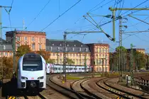 Ein Süwex der Linie  RE 1  nach Koblenz Hbf kurz vor der Konrad-Adenauer-Brücke.
Im Hintergrund ist das Barockschloss von Mannheim zu sehen.