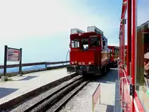  alles im Auge, alles unter Kontrolle 
...oder Diesellok-VZ32 schiebt eine Garnitur aus der Station Schafbergsalm;180728