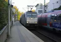 186 182-2 von Lineas/Railpool kommt mit einem Kesselzug aus Antwerpen-Noord(B) nach Köln-Eifeltor(D) fährt durch Aachen-Schanz in Richtung Aachen-Hbf,Aachen-Rothe-Erde,Stolberg-Hbf(Rheinland)Eschweiler-Hbf,Langerwehe,Düren,Merzenich,Buir,Horrem,Kerpen-Köln-Ehrenfeld,Köln-West,Köln-Süd. Aufgenommen vom Bahnsteig von Aachen-Schanz. 
Bei Sommerwetter am Morgen vom 14.9.2018.