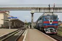 TEP70-0076 der ukrainischen Eisenbahngesellschaft im Bahnhof von Cherkassy am 02.07.2018.
Vergleicht das fast gleiche Bild vom 16.06.2015. Die Zeit steht still !
