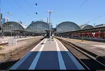 Die über die Bahnhofshalle ragenden Hochhäuser lassen uns erahnen, wo das Foto aufgenommen wurde...
Blick von Bahnsteig 10/11 auf das Areal von Frankfurt(Main)Hbf.
[8.7.2018 | 13:10 Uhr]