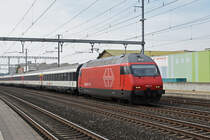 Re 460 011-0 durchfährt den Bahnhof Rothrist. Die Aufnahme stammt vom 16.09.2018.