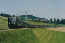 HUTTWILER DAMPFTAGE 2018
Verein Historische Eisenbahn Emmental/VHE
Am Wochenende vom 6. und 7. Oktober 2018 wurde die fotogene Museumsstrecke Huttwil - Sumiswald Grünen mit mehreren nostalgischen Zügen zur grossen Freude von vielen Bahnfreunden und Fotografen befahren.
Im August 1994, als diese Strecke noch durch die VHB für den Personen- sowie den Güterverkehr betrieben wurde, stand ich ganz  ALLEINE UND VERLASSEN  an der heutigen Museumsstrecke, als ich die damals noch grüne Re 4/4 11326 mit ihren zwölf Leichtstahlwagen bei Griesbach verewigte.
Foto: Walter Ruetsch
