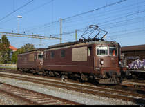 BLS - Re 4/4  185 mit Re 4/4 192 bei Rangierfahrt im Bahnhofsareal in Aarberg am 10.10.2018