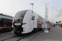 Rhein-Ruhr-Express auf der Innotrans 2018, aufgenommen Ende September 2018.
Er soll ab Dezember 2018 schrittweise auf einigen Regionalexpresslinienn in Nordrheinwestfalen eigesetzt werden.
Die Besonderheit des von Siemens entwickelten  Desiro HC  ist das er zur Hälfte aus einstöckigen Wagen und zur anderen Hälfte aus doppelstöckigen Wagen besteht.
Foto von SignalGrün bzw. SignalGrün [Trainsptt] Fotos.