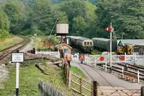 Blick in den  Back Yard  der Norchard Low Level Station der Dean Forest Railway, 14.9.2016 

Der Bahnübergang  Norchard Crossing  führt über die Gleise zwischen dem Stationsgebäude und dem Bahnsteig. 

Links führt die Strecke weiter Richtung Parkend. Hier beginnt ein neuer Token-Abschnitt.