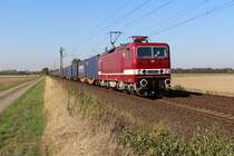 243 650-9 der Deltrarail zieht einen Containerzug durch den Landkreis Peine fotografiert bei Woltorf am 11.10.2018