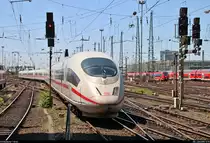 Nachschuss auf 403 010 (Tz 310  Wolfsburg ) als verspäteter ICE 1539 (Linie 15) nach Berlin Hbf (tief), der seinen Startbahnhof Frankfurt(Main)Hbf auf Gleis 11 verlässt.
[8.7.2018 | 13:15 Uhr]