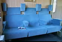 Blick auf eine gemütliche Dreier-Sitzbank in einem Abteil der 2. Klasse eines Personenwagens der Gattung  ABvmz  (61 80 39-95100-8 D-DB). Dieser ist im IC 2339 (Linie 26) von Frankfurt(Main)Hbf nach Karlsruhe Hbf eingereiht.
[8.7.2018 | 14:14 Uhr]