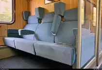 Zur besonderen Freude des Fotografen befand sich im IC 2339 (Linie 26) von Frankfurt(Main)Hbf nach Karlsruhe Hbf ein Personenwagen der Gattung  ABvmz  (61 80 39-95100-8 D-DB).
Blick in ein Abteil der 2. Klasse mit gemütlicher Dreier-Sitzbank.
[8.7.2018 | 14:18 Uhr]