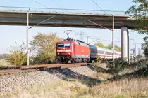 120 105-2 mit dem IC 2907 für ICE 1693 von Berlin Ostbahnhof nach Frankfurt(M) Flughafen Fernbf in Nennhausen. Am Zugende schob die 101 106-3. 13.10.2018
