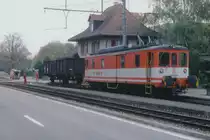 Zuckerrübenkampagne Aarberg 1987
Im Jahre 1987 fand der Rübenverlad auch noch in Flumenthal statt.
Mehrmals täglich wurden mit dem SNB De 4/4 321 auf Rollschemel verladene Rübenwagen von und nach Niederbipp zu- und abgeführt.
Die Archivaufnahmen sind im Oktober 1987 auf dem Bahnhof Flumenthal entstanden.
Foto: Walter Ruetsch