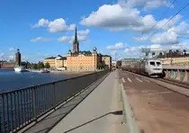 Stockholm ist für seine wunderbare Lage am Wasser bekannt. Daher müssen die Züge zahlreiche Brücken auf dem Weg zum Hauptbahnhof überqueren. Am 09.09.2018 macht sich ein Snabbtåg auf den Weg nach Malmö.