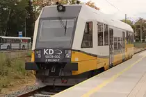 Der Triebzug SA135-004 der KD (Koleje Dolnośląskie, das regionale EVU von Niederschlesien) wartet am 02.10.2018 
im Bahnhof Jelenia Gora auf seine Abfahrt nach Görlitz. Die unter der Bezeichnung 214Mb von PESA und ZNTK hergestellten
Fahrzeuge werden in 9 Exemplaren von der KD auf den nichtelektrifizierten Strecken eingesetzt, auch wenn wie in diesem
Beispiel nur die letzten Kilometer ab Luban bis Görlitz keinen Fahrdraht aufweisen, oder besser gesagt, noch nicht wieder.
Interessant ist die Möglichkeit, mit den EURO-NEISSE-Tickets im Dreiländereck recht preiswert unterwegs zu sein, nicht
nur in der Bahn, sondern auch in vielen Bus- und Strassenbahnlinien. 
