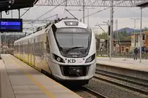 Der Triebzug 45WE-021A der Koleje Dolnośląskie trifft am 02.10.2018 aus Wrocław Główny kommend in Jelenia Gora ein und
wird nach wenigen Minuten Aufenthalt die Weiterfahrt ins Riesengebirge nach Szklarska Poręba Górna antreten. Die sehr
bequemen und gut ausgestatteten Triebzüge, die unter dem Namen Impuls bei der Newag in Nowy Sącz gebaut werden, können
freilich ihre 160 km/h Spitzengeschwindigkeit auf diesen letzten 33 Kilometern nicht ausfahren, die sehr kurvenreiche
und auch teilweise in schlechtem Zustand befindliche Strecke ist aber trotzdem eine Reise wert. Zur Ausstattung der
mit 4*500kW angetriebenen Züge gehören eine Klimaanlage, Steckdosen für 230 Volt und 5 Volt USB und natürlich auch
ein recht schnelles WiFi.  