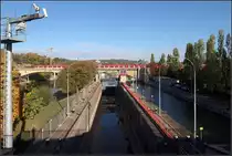 An der Schleuse -

S-Bahn-Langzug auf der Neckarbrücke in Stuttgart-Bad Cannstatt.

12.08.2018 (M)