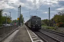 Am Nachmittag durchfährt 151 124 den Haltepunkt Buggingen mit einem Schotterzug auf der Fahrt nach Marburg.