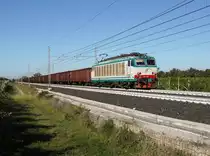 Die E 652 002 mit einem Schrottzug am 28.09.2018 unterwegs bei Rovizza.