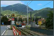 Am südlichen Ortsrand von Casella teilt sich die Ferrovia Genova–Casella eine Brücke mit dem Kraftverkehr. Triebwagen A11 und A10 verlassen mit zwei Beiwagen als Personenzug 212 am 23.09.2018 Casella Richtung Genua.