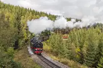 Der 99 222 mit Traditionszug im Drängetal kurz vor Drei Annen Hohne am 3. Oktober 2017