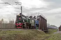 Die Dampflokomotiven Su 251-58 und P36 – 0032  passieren am 27.04.2007 mit Touristenzug “Golden Adler”  die Eisenbahnbrücke durch den Polja Fluss zwischen den Bahnhöfen Schatura und Kriwandino.