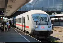 Bpmbdzf mit Schublok 101 021-4 als IC 2336 (Linie 26) nach Frankfurt(Main)Hbf steht in seinem Startbahnhof Karlsruhe Hbf auf Gleis 7.
[8.7.2018 | 14:58 Uhr]