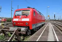 120 127-6 ist auf einem Stumpfgleis in Karlsruhe Hbf abgestellt.
[8.7.2018 | 14:59 Uhr]