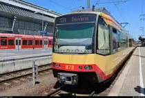 Duewag/Siemens GT8-100D/2S-M, Wagen 873, der Stadtbahn Karlsruhe als S 31 nach Odenheim Bf steht in ihrem Startbahnhof Karlsruhe Hbf auf Gleis 13.
[8.7.2018 | 15:06 Uhr]