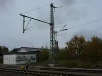 Diesen Fahrleitungsmast hatte man,an der nördlichen Bahnhofseinfahrt von Bergen/Rügen,als Endmast ausgewählt,da im ganzen Bahnhof Bergen/Rügen die Fahrleitung demontiert wurde.Inzwischen ist die neue Fahrleitung gezogen.Aufnahme am 28.September 2018.