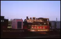 Von der Morgensonne angestrahlt steht die DGEG 152 Schmalspurlok auf einem Flachwagen im BW Lengerich Hohne. Die Lok war am 30.10.1997 als Arbeitsmaterial für die TWE Werkstatt nach Lengerich gekommen.