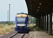VT811 rollt als HEX21 nach Goslar durch Blumenberg. Vor der Weiterfahrt muss er noch den Gegenzug abwarten. Schon bald alles Geschichte. Der Harz-Elbe-Express wird zum Fahrplanwechsel vom Schienennetz verschwinden, denn Abellio hat die Ausschreibungen beider Lose für das Dieselnetz Sachsen-Anhalt für sich entscheiden können. Nicht nur der HEX wird hier Vergangenheit sein denn ab kommenden Fahrplanwechsel wird der Halt in Blumenberg aufgeben. Zur Zeit wird nur noch bei Bedarf gehalten. Ab 2020 wird die Strecke auf 120km/h durchgängig umgebaut und Blumenberg auf ESTW umgebaut. Somit werden auch die mechanischen Stellwerke und Formsignale verschwinden sondern wohl auch die Bahnsteige in Blumenberg. Von der einsitigen Bedeutung als Knotenpunkt dürfte nach dem Umbau nichts mehr zu sehen sein. In Blumenberg trafen sich die Strecken Blumenberg-Wanzleben-Eilsleben, Blumenberg-Schönebeck, sowie Blumenberg-Egeln-Staßfurt welche zwischen 1999 und 2002 alle samt stillgelegt wurden und somit nur noch die Verbindung Magdeburg-Halle blieb. 

Blumenberg 21.07.2018