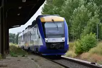 Langsam rollt der VT800 als HEX11 ans Hauptsignal. Durch einen defekten Bahnübergang der nicht mehr geschlossen hat wurde in Richtung Magdeburg auf Befehl gefahren und auch auf Vorbeifahrt am Haltzeigenden Signal da die Signale in Blumenberg keine Ersatzsignale haben. Schon bald alles Geschichte. Der Harz-Elbe-Express wird zum Fahrplanwechsel vom Schienennetz verschwinden, denn Abellio hat die Ausschreibungen beider Lose für das Dieselnetz Sachsen-Anhalt für sich entscheiden können. Nicht nur der HEX wird hier Vergangenheit sein denn ab kommenden Fahrplanwechsel wird der Halt in Blumenberg aufgeben. Zur Zeit wird nur noch bei Bedarf gehalten. Ab 2020 wird die Strecke auf 120km/h durchgängig umgebaut und Blumenberg auf ESTW umgebaut. Somit werden auch die mechanischen Stellwerke und Formsignale verschwinden sondern wohl auch die Bahnsteige in Blumenberg. Von der einsitigen Bedeutung als Knotenpunkt dürfte nach dem Umbau nichts mehr zu sehen sein. In Blumenberg trafen sich die Strecken Blumenberg-Wanzleben-Eilsleben, Blumenberg-Schönebeck, sowie Blumenberg-Egeln-Staßfurt welche zwischen 1999 und 2002 alle samt stillgelegt wurden und somit nur noch die Verbindung Magdeburg-Halle blieb. 

Blumenberg 21.07.2018