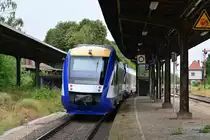 Nachschuss auf den VT875 als HEX31 nach Blankenburg. Der Zug wird in Halberstadt geteilt. Nach dem Befehl darf der Zug an dem Halt zeigenden Hauptsignal vorbei fahren. Grund dafür ist eine Bahnübergangsstörung wo der Bahnübergang nicht mehr geschlossen hat. Schon bald alles Geschichte. Der Harz-Elbe-Express wird zum Fahrplanwechsel vom Schienennetz verschwinden, denn Abellio hat die Ausschreibungen beider Lose für das Dieselnetz Sachsen-Anhalt für sich entscheiden können. Nicht nur der HEX wird hier Vergangenheit sein denn ab kommenden Fahrplanwechsel wird der Halt in Blumenberg aufgeben. Zur Zeit wird nur noch bei Bedarf gehalten. Ab 2020 wird die Strecke auf 120km/h durchgängig umgebaut und Blumenberg auf ESTW umgebaut. Somit werden auch die mechanischen Stellwerke und Formsignale verschwinden sondern wohl auch die Bahnsteige in Blumenberg. Von der einsitigen Bedeutung als Knotenpunkt dürfte nach dem Umbau nichts mehr zu sehen sein. In Blumenberg trafen sich die Strecken Blumenberg-Wanzleben-Eilsleben, Blumenberg-Schönebeck, sowie Blumenberg-Egeln-Staßfurt welche zwischen 1999 und 2002 alle samt stillgelegt wurden und somit nur noch die Verbindung Magdeburg-Halle blieb. 

Blumenberg 21.07.2018