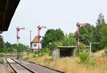 Überreste aus Glanzzeiten. Heute zeugt noch viel welche Bedeutung Blumenberg einmal hatte. Bis in die 90er Jahre war Bluemberg ein wichtiger Knotenpunkt. Hier trafen sich einmal 4 Strecken. Blumenberg-Wanzleben-Eilsleben, Blumenberg-Schönebeck, sowie Blumenberg-Egeln-Staßfurt wurden zwischen 1999 und 2002 alle samt stillgelegt und so bleibt heute nur noch die Strecke Magdeburg-Halle. Von den ehemals 3 Bahnsteigen und 6 Bahnsteiggleisen ist heute nur noch ein Bahnsteig in Betrieb. Gehalten wird hier nur noch bei Bedarf. Ende des Jahres zum Fahrplanwechsel wird der Halt in Blumenberg aufgegeben. 2020 soll auch die mechanische Signal und Sicherungstechnik durch ein ESTW ersetzt werden und die Strecke auf 120km/h durchgängig ausgebaut werden. Somit dürfte es nach dem Umbau mit dem Bahnhof Blumenberg entgültig zu Ende gehen. 

Blumenberg 21.07.2018