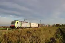 BLS mit einer Baureihe 186 auf dem Weg in die nahen Niederlande an einem lauen Abend im Oktober 2018 bei Breyell