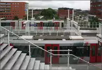 Anfahrende Metorzüge -

In der unteren dreigleisigen Bahnsteigebene der Rotterdamer U-Bahnstation Tussenwater setzen sich zwei Züge in Bewegung: Hintern auf der Calandlijn in Fahrtrichtung De Akkers, vorne auf der Erasmuslijn in Fahrtrichtung Rotterdam Centraal. 

21.06.2016 (M)