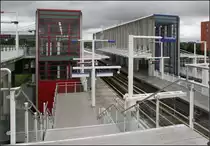 Rot und Blau -

... sind die jeweiligen Kennfarben der Rotterdamer Metrolinien. In der Station Tussenwater fädelt die Calandlijn (rot) in die Erasmuslijn (blau) ein. Diese Station wurde dabei viergleisig ausgebaut, die Calandlijn befährt die Außengleise. In Fahrtrichtung befindet sich das südliche Gleis der Caldlijn für die Fahrtrichtung Pernis dabei noch ein Stockwerk über den drei anderen Gleisen, da auf der Ostseite der Station die beiden Gleise der anderen Linie überquert werden.

21.06.2016 (M)