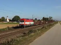 Die 223 032 mit einem leeren Holzzug am 05.10.2018 unterwegs bei Amselfing.