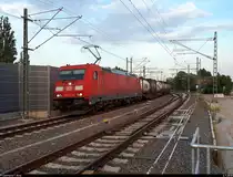 Containerzug mit 185 312-6 DB passiert den Interimsbahnsteig Halle(Saale)Hbf Gl. 13a auf der Ostumfahrung für den Güterverkehr in nördlicher Richtung.
[4.7.2018 | 20:15 Uhr]