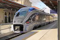 Der Triebzug Ed161-017 hat am 02.10.2018 in Jelenia Gora seine IC-Leistung aus Bialystok beendet, er war dafür über 9 Stunden
unterwegs. Die Höchstgeschwindigkeit von 160 km/h dürfte auf den meisten Strecken noch ausreichend sein, obwohl derzeit in Polen
recht viel in die Infrastruktur der Bahn investiert wird. Gefertigt wird das Fahrzeug unter dem Namen Dart bei PESA in Bydgoszcz.