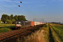 193 877 mit einem Containerzug am 21.08.2018 bei Plattling. 