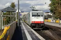 185 635-0 fährt für Crossrail kommt mit einem langen Silozug durch Kohlscheid aus Buna-Werke(D) nach Herentals(B) und fährt die Kohlscheider-Rampe hoch nach Aachen-West. Aufgenommen vom Bahnsteig 2 in Kohlscheid. 
Bei Sonne und Regenwolken am Nachmittag vom 24.9.2018.