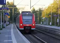 Die Rhein Niers Bahn (RB33) kommt aus Duisburg-Hbf nach Aachen-Hbf und kommt aus Richtung Mönchengladbach-Hbf,Rheydt-Hbf,Wickrath,Beckrath,Herrath und hält in Erkelenz und fährt dann weiter in Richtung Baal,Hückelhoven-Baal,Brachelen,Lindern,Süggerath,Geilenkirchen,Frelenberg,Zweibrüggen,Übach-Palenberg,Rimburg,Finkenrath,Hofstadt,Herzogenrath, Kohlscheid,Richterich,Laurensberg,Aachen-West,Aachen-Schanz,Aachen-Hbf. 
Aufgenommen vom Bahnsteig 1 in Erkelenz.
In der Abendstimmung am Abend vom 25.9.2018.