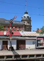 Im Bahnhof Konstanz wurden ein nicht mehr im Betrieb befindliches Formsignal und ein Turm der Hauptstelle der Sparkasse Bodensee in Szene gesetzt.
(verbesserte Version)
[9.7.2018 | 12:46 Uhr]